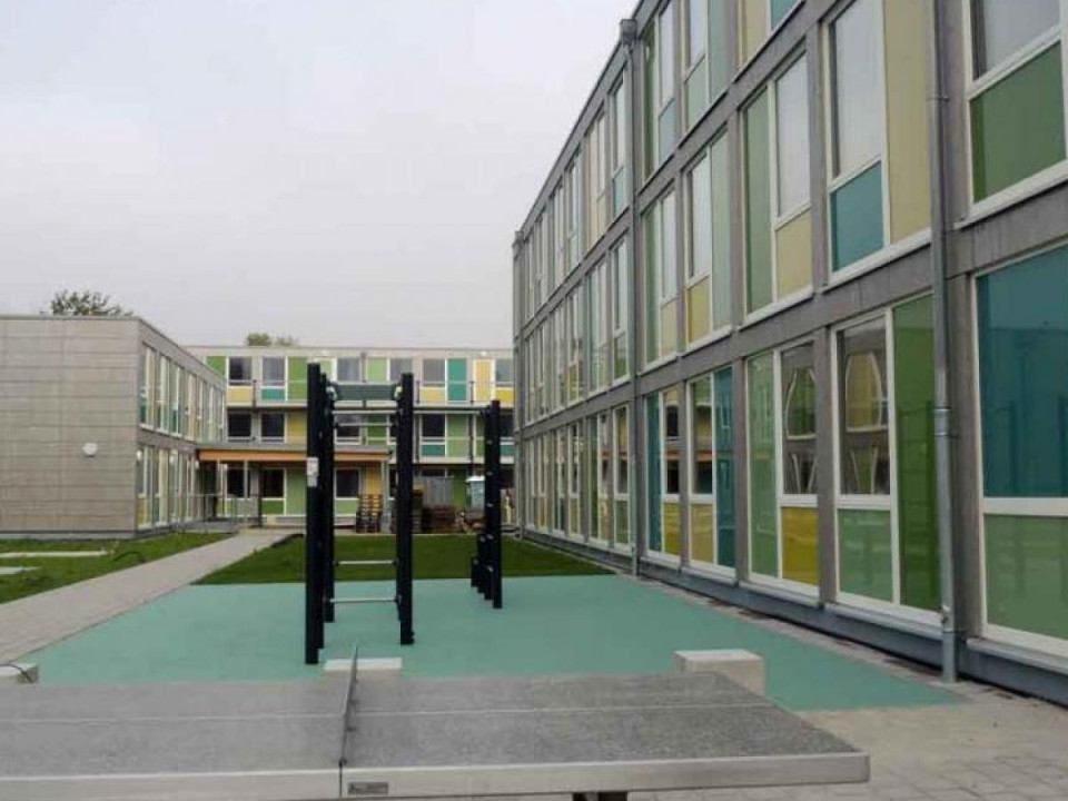 Massiivipuisista tilaelementeistä ratkaisu Saksan pakolaiskeskuksiin